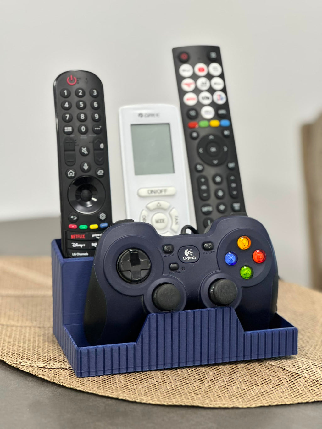 Suport pentru telecomenzi si controller