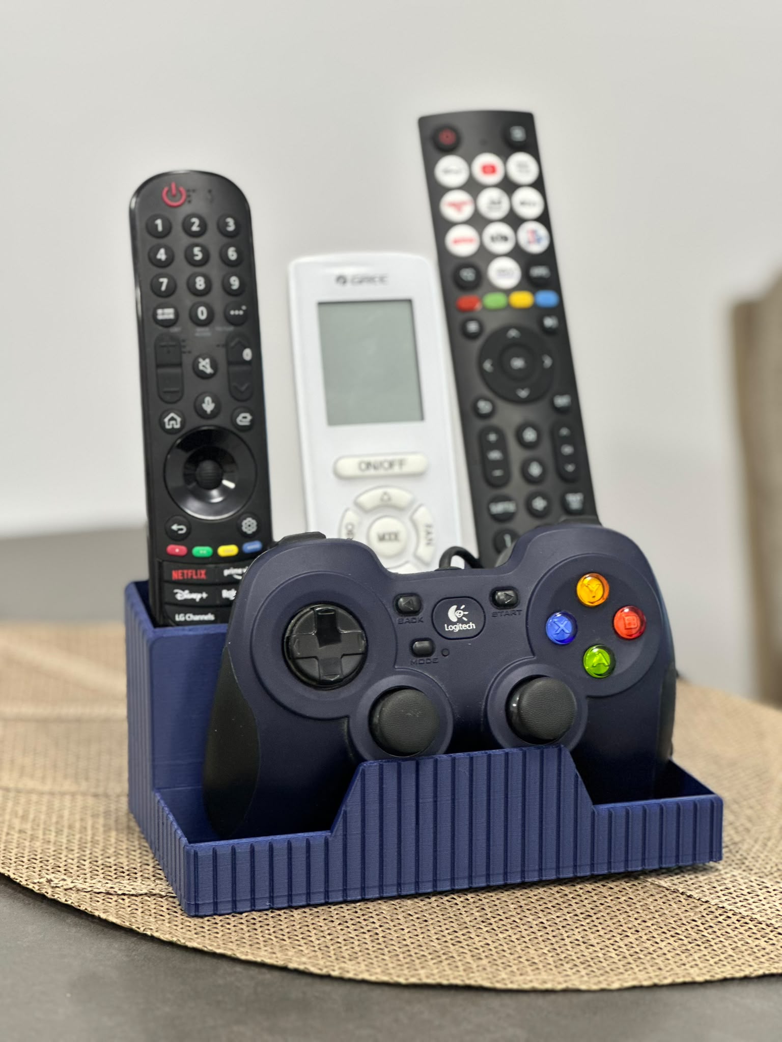 Suport pentru telecomenzi si controller