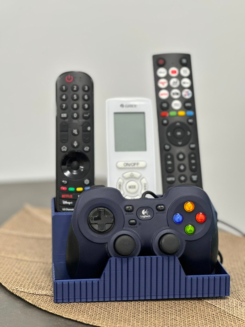 Suport pentru telecomenzi si controller